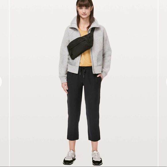 ✨ Lululemon On The Fly Crop *Woven ✨ - Picture 2 of 10